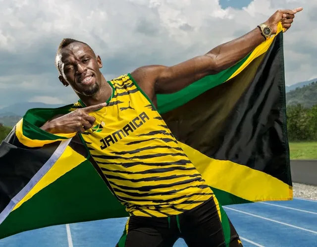 Usain Bolt in seiner berühmten Siegespose "Lightning Bolt" mit der Hublot Big Bang Unico Yellow Gold Usain Bolt am Handgelenk