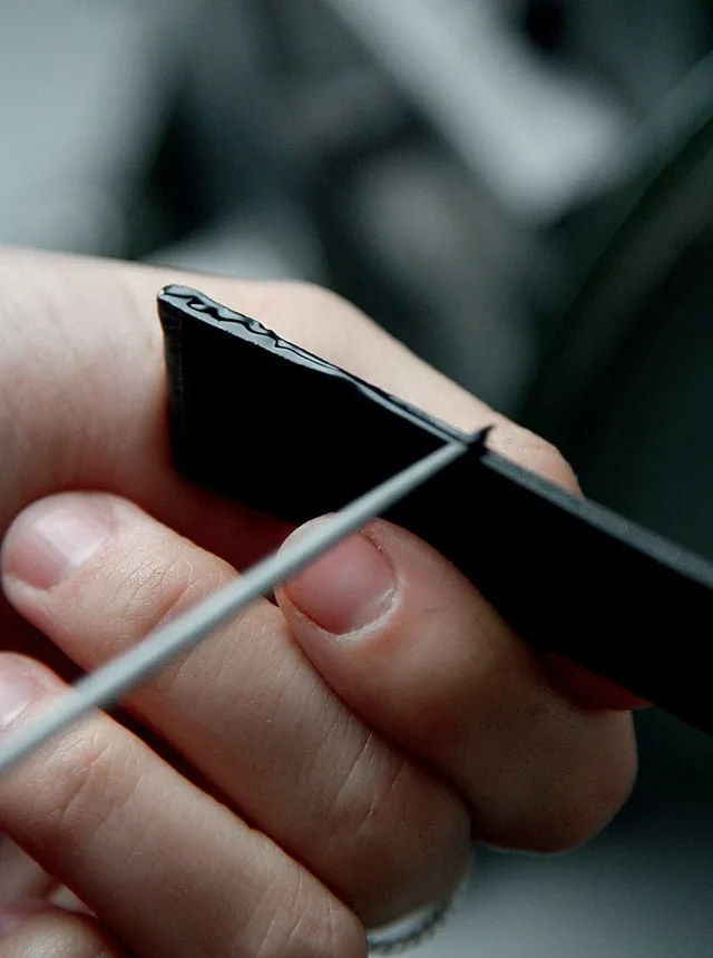 Versiegeln von Lederbändern mit Farblack