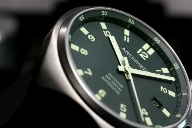 Das matte Grün des Zifferblatts der Archimede OutDoor erinnert an den Schwarzwald.