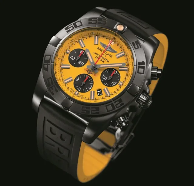 Kontrastreich: der Chronomat 44 Blacksteel Special Edition von Breitling