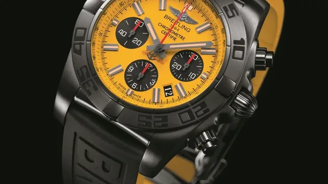 Kontrastreich: der Chronomat 44 Blacksteel Special Edition von Breitling