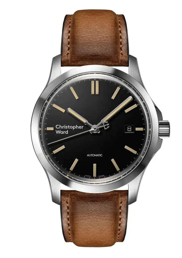 Mit der C65 wurde 2016 auch ein neues Logo bei 9 Uhr vorgestellt, die Uhr ist ab 680 Euro erhältlich und basiert auf dem SW 200-1 von Sellita.