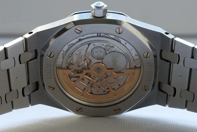 Audemars Piguet Royal Oak Kaliber 2121 mit skelettiertem Goldrotor