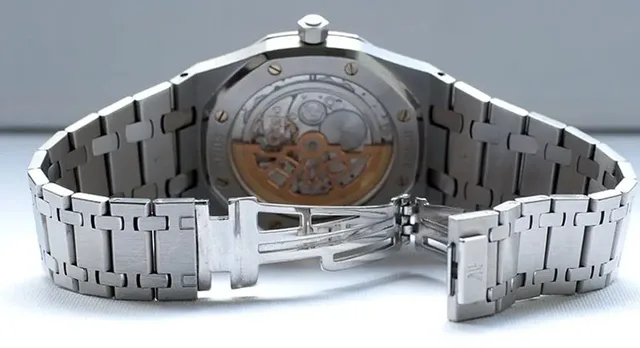 Offene Faltschließe mit Logo bei der Royal Oak von Audemars Piguet