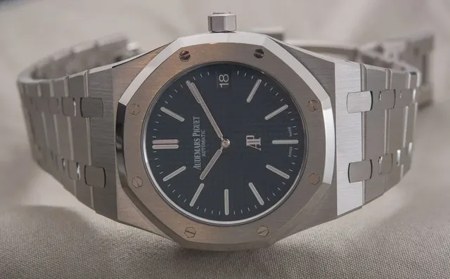 Die aktuelle Referenz der Audemars Piguet  Royal Oak 15202 mit dem neuen Zifferblatt und Metallband