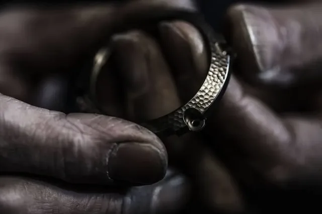 Die G-Shock MR-G-G1000HT von Casio wird mit dem Metallkunsthandwerk Tsuiki veredelt