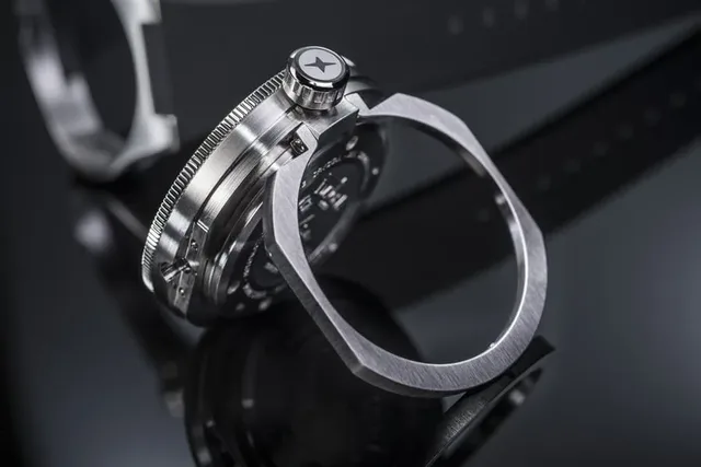 Mit dem ausklappbaren Ring lässt sich die Apnea Diver Automatic von Davosa aufstellen