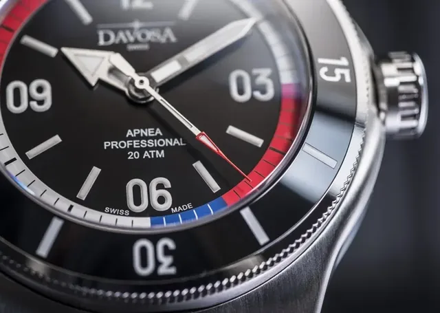 Die rote Spitze des Sekundenzeigers erleichtert das Ablesen der Apnea Diver Automatic von Davosa