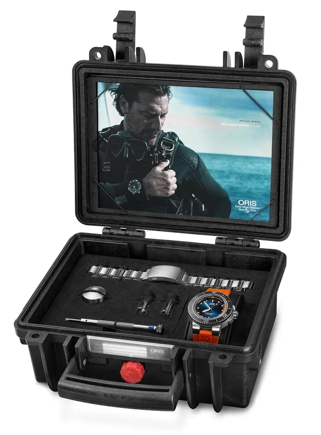 Die Oris Aquis Depth Gauge Edition Chronos wird in einer wasserdichten Box mit zwei Bändern und Wechselwerkzeug ausgeliefert.