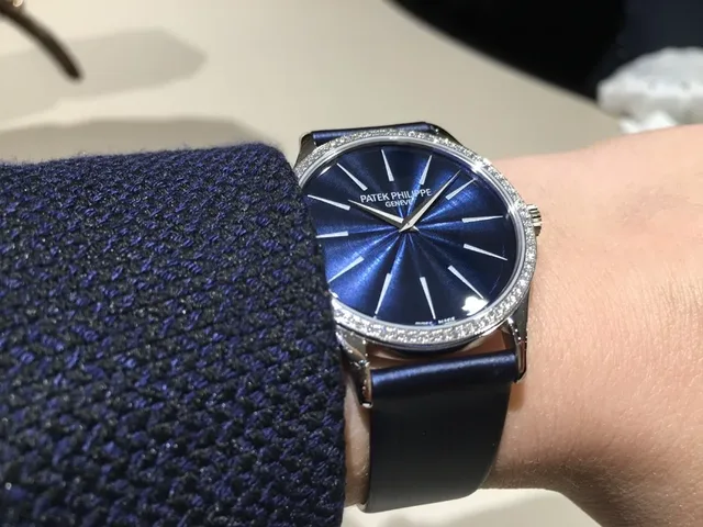 Wristshot: So sieht die Patek Philippe Ladies Calatrava Joaillerie Referenz 4897 am Handgelenk aus.