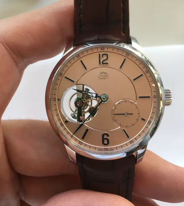Greubel Forsey: Tourbillon 24 Secondes Vision in der Hand