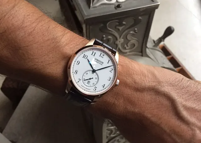 Die Union Glashütte 1893 Kleine Sekunde in Gold am Handgelenk