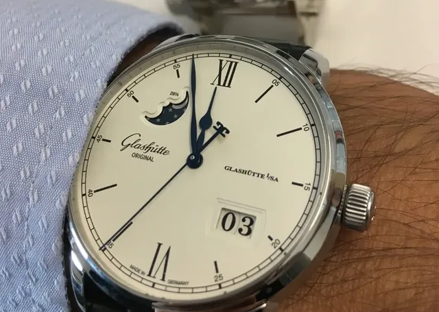 Am Handgelenk: Glashütte Original Senator Excellence Panoramadatum Mondphase in Edelstahl