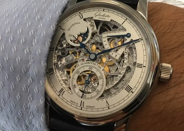 So sieht die Uhr am Handgelenk aus: Wristshot der Glashütte Original Senator Mondphase Skelettierte Edition