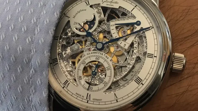 So sieht die Uhr am Handgelenk aus: Wristshot der Glashütte Original Senator Mondphase Skelettierte Edition