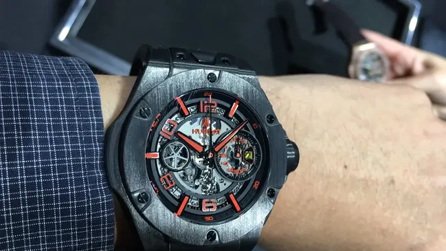 Am Handgelenk: Wristshot der Hublot Big Bang Ferrari in Karbon