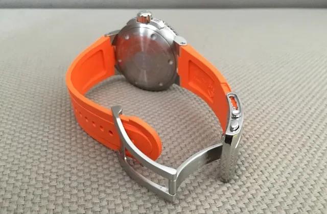 Bandsicherung: Mit seinem Anker-förmigen Ende hakt sich das Band der Oris Aquis Depth Gauge Edition Chronos in die Schließe ein.