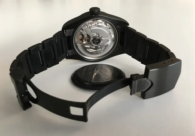 Das Manufakturkaliber MT5602 der Tudor Heritage Black Bay Dark ist robust konstruiert und läuft chronometergenau