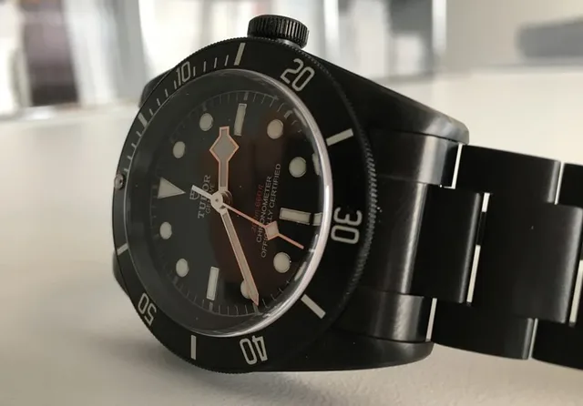 Das 41 Millimeter große Stahlgehäuse der Tudor Heritage Black Bay Dark ist bis 20 Bar druckfest und besitzt eine sauber rastende Drehlünette. Die Tauchzeitskala aus Aluminium und die PVD-Beschichtung sind jedoch nicht die robusteste Lösung.