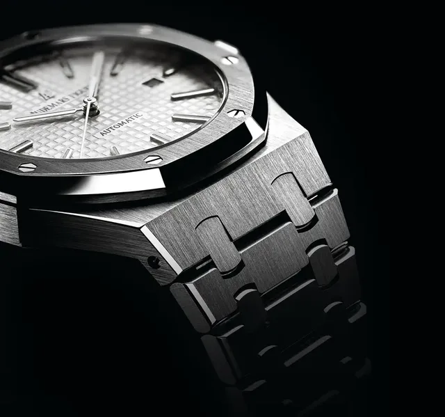 Audemars Piguet Royal Oak 15400ST-OO-1220ST-02 Closeup