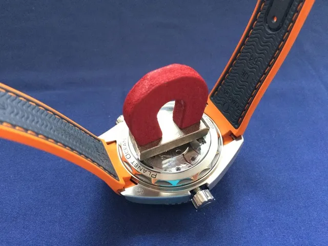 So ein winziger Magnet kann der Omega Seamaster Planet Ocean 600 M Co-Axial Master Chronometer nichts anhaben