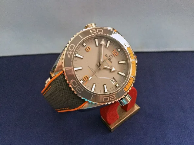 Die Omega Seamaster Planet Ocean 600 M Co-Axial Master Chronometer misst 43,5 Millimeter im Durchmesser