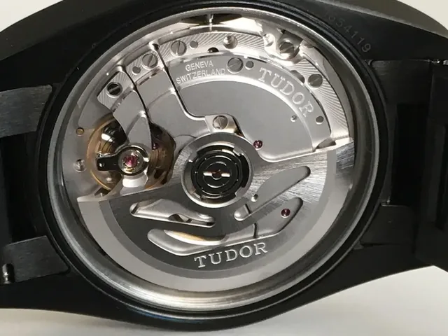 Tudor Heritage Black Bay Dark: Die Verzierungen des Manufakturkalibers MT5602 sind rudimentär.