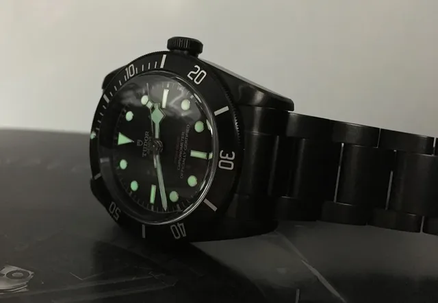 Tudor Heritage Black Bay Dark: Die Uhrzeit lässt sich bei Tag und Nacht perfekt, die Tauchzeit nur bei ausreichend Licht gut ablesen.