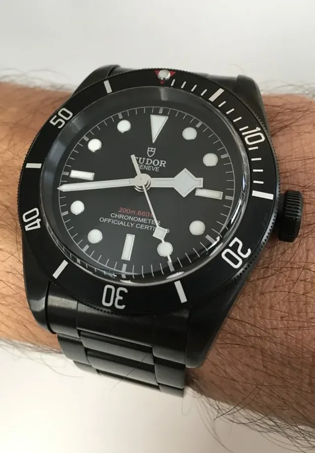 Die Tudor Heritage Black Bay Dark ist mit 170 Gramm nicht zu schwer und am Stahlband getragen kein bisschen kopflastig.