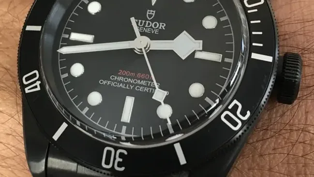 Die Tudor Heritage Black Bay Dark ist mit 170 Gramm nicht zu schwer und am Stahlband getragen kein bisschen kopflastig.