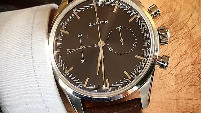 Wristshot der Zenith Heritage 146 mit braunem Zifferblatt