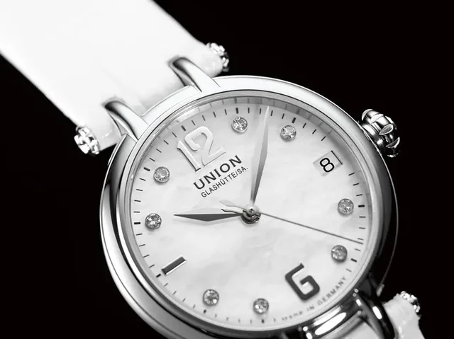 Bei Uhren wird Perlmutt häufig für das Zifferblatt verwendet