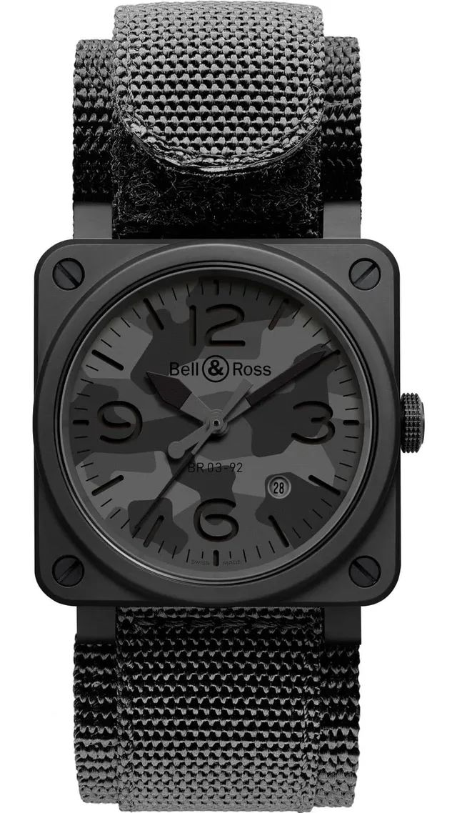 Die Bell & Ross BR 03-92 Black Camo mit einem Band aus Synthetikgewebe