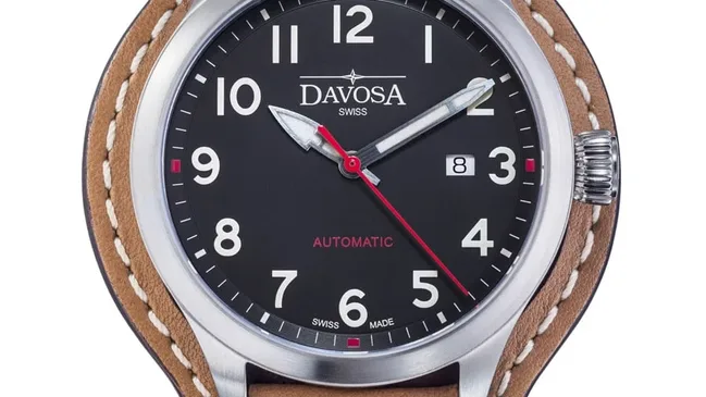 Kontrastreich: Die Axis mit schwarzem Zifferblatt und braunem Lederband