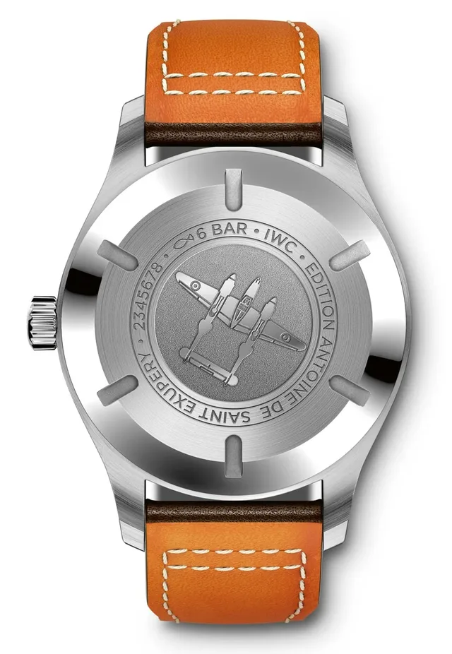 Auf der Rückseite der Fliegeruhr befindet sich eine Gravur des Fliegers, mit dem Antoine de Saint-Exupéry geflogen ist.