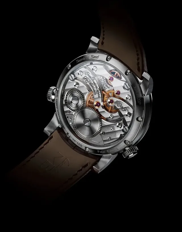 Die Namen der für das Kaliber verantwortlich zeichnenden Uhrmacher sind auf dem Handaufzugswerk eingraviert.