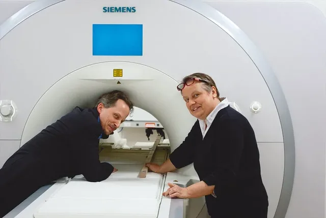 UHREN-MAGAZIN-Magnetfeldtest in einem 7,0-Tesla-MRT bei Siemens