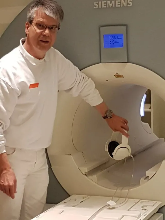 Dr. Hans-Ulrich Röder aus Heidenheim mit der Omega Seamaster Planet Ocean 600 M Co-Axial Master Chronometer an seinem MRT