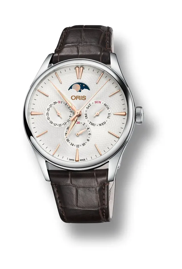 Mit roségoldfarbenen Zeigern und Indexen kommen auch drei rote Farbakzente auf das Zifferblatt.