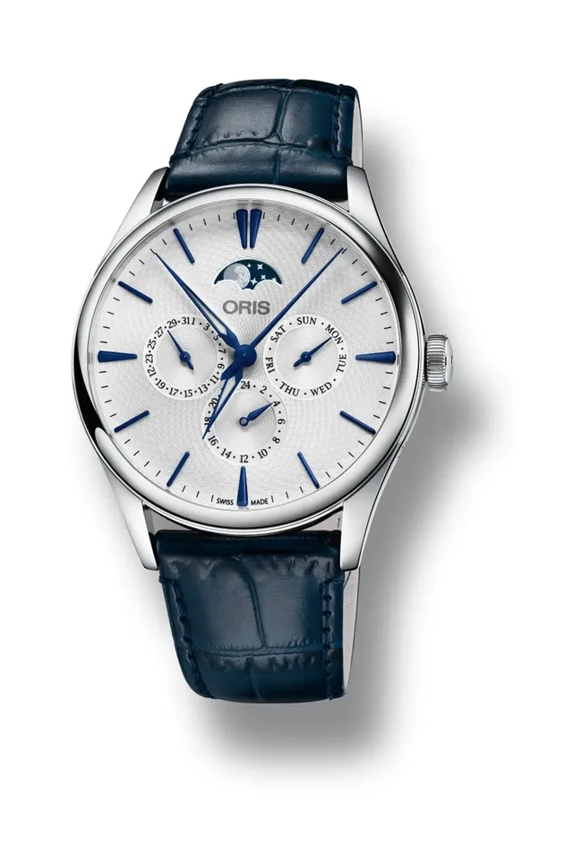 Die Artelier Complication mit blauen Zeigern und Indexen an einem Lederband.