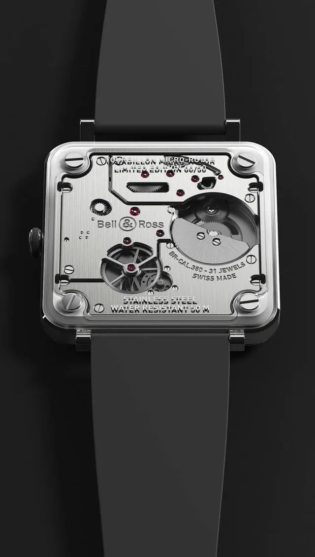 Auf der Rückseite ist der Mikrorotor des Automatikkaliber BR-CAL. 380 zu sehen