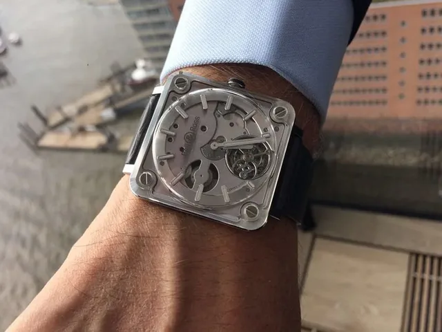 Bell & Ross: BR X2 Tourbillon Micro-Rotor am Handgelenk