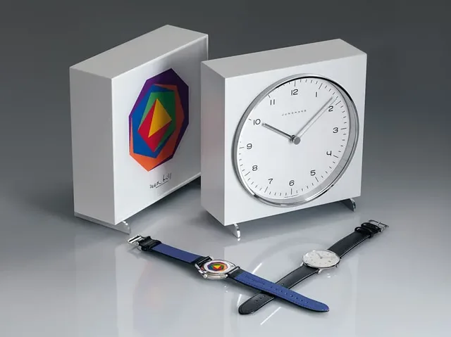 Junghans: Max Bill Edition 2017 im Set bestehend aus Armband- und Tischuhr