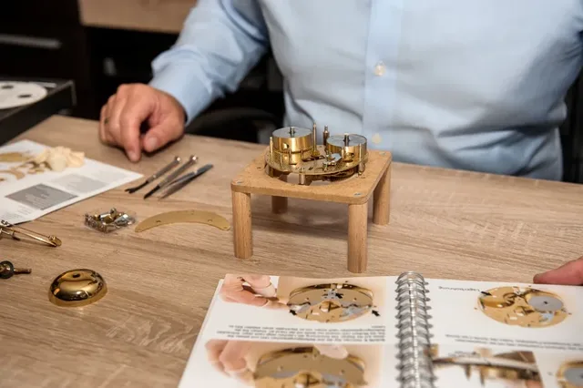 Horaculix HC1: Der Uhrenbausatz bei der Montage