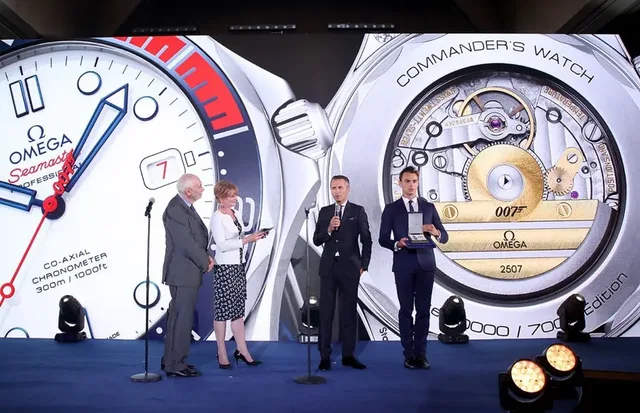 Vorstellung der neuen Jamens-Bond-Uhr: Filmproduzent Michael G. Wilson, „Miss Moneypenny“ Samantha Bond und Omega-Chef Raynald Aeschlimann