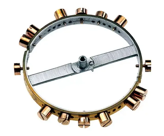 Historische Bimetall-Unruh aus Glashütte mit geöffnetem Unruhreif