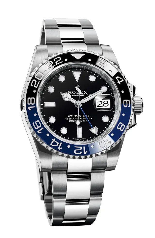 Platz 4 Rolex GMT-Master II Die Geschichte der GMT-Master ist die Geschichte einer Fliegeruhr. Die amerikanische Fluglinie PanAm wollte ihre Piloten und Navigatoren mit einer robusten Uhr mit zweiter Zeitzone ausrüsten und setzte sich mit Rolex zusammen, um einen solchen Zeitmesser zu entwickeln. So entstand die GMT-Master mit einem zusätzlichen 24-Stunden-Zeiger, der an den Zwölf-Stunden-Zeiger gekoppelt war. Die GMT-Master war von Anfang an mit der typischen Datumslupe ausgestattet. 1985 brachte Rolex die GMT-Master II heraus. Äußerlich kaum von den Vorgängermodellen zu unterscheiden, war der Zusatz "II" berechtigt, denn nun ließ sich der Zwölf-Stunden-Zeiger unabhängig vom 24-Stunden-Zeiger in Stundenschritten vor- und zurückbewegen.