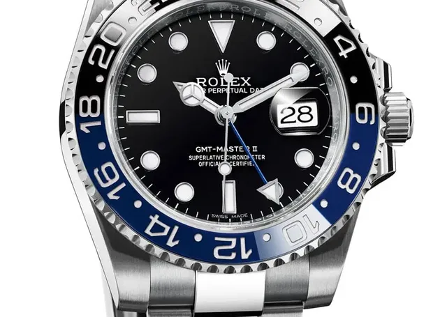Platz 4 Rolex GMT-Master II Die Geschichte der GMT-Master ist die Geschichte einer Fliegeruhr. Die amerikanische Fluglinie PanAm wollte ihre Piloten und Navigatoren mit einer robusten Uhr mit zweiter Zeitzone ausrüsten und setzte sich mit Rolex zusammen, um einen solchen Zeitmesser zu entwickeln. So entstand die GMT-Master mit einem zusätzlichen 24-Stunden-Zeiger, der an den Zwölf-Stunden-Zeiger gekoppelt war. Die GMT-Master war von Anfang an mit der typischen Datumslupe ausgestattet. 1985 brachte Rolex die GMT-Master II heraus. Äußerlich kaum von den Vorgängermodellen zu unterscheiden, war der Zusatz "II" berechtigt, denn nun ließ sich der Zwölf-Stunden-Zeiger unabhängig vom 24-Stunden-Zeiger in Stundenschritten vor- und zurückbewegen.