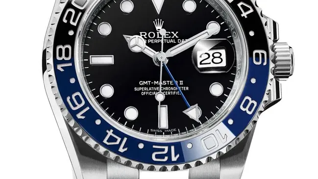 Platz 4 Rolex GMT-Master II Die Geschichte der GMT-Master ist die Geschichte einer Fliegeruhr. Die amerikanische Fluglinie PanAm wollte ihre Piloten und Navigatoren mit einer robusten Uhr mit zweiter Zeitzone ausrüsten und setzte sich mit Rolex zusammen, um einen solchen Zeitmesser zu entwickeln. So entstand die GMT-Master mit einem zusätzlichen 24-Stunden-Zeiger, der an den Zwölf-Stunden-Zeiger gekoppelt war. Die GMT-Master war von Anfang an mit der typischen Datumslupe ausgestattet. 1985 brachte Rolex die GMT-Master II heraus. Äußerlich kaum von den Vorgängermodellen zu unterscheiden, war der Zusatz "II" berechtigt, denn nun ließ sich der Zwölf-Stunden-Zeiger unabhängig vom 24-Stunden-Zeiger in Stundenschritten vor- und zurückbewegen.