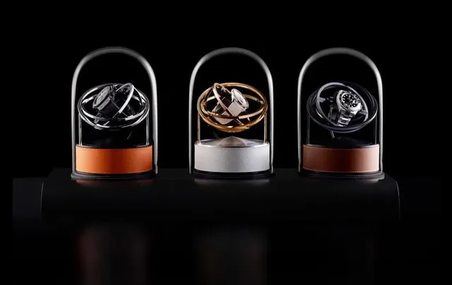 Den Uhrenbeweger Planet double-axis gibt es mit Ledersockel in drei Varianten